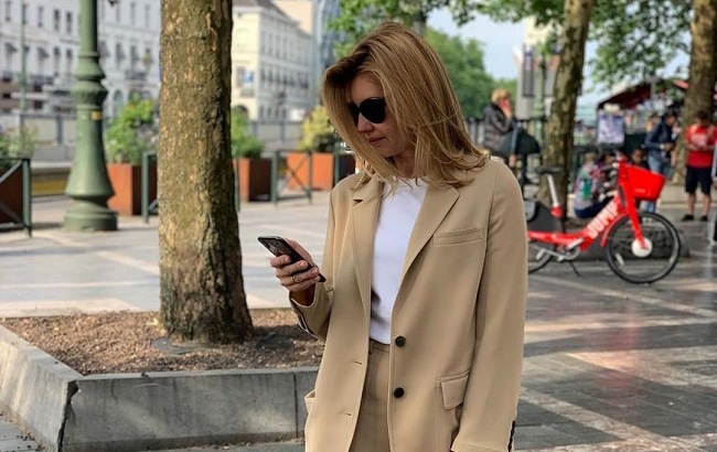 В комбинезоне и кедах: Елена Зеленская показала в Париже стильный кэжуал-образ